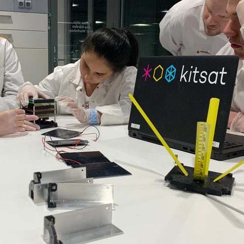 Kitsat on the table
