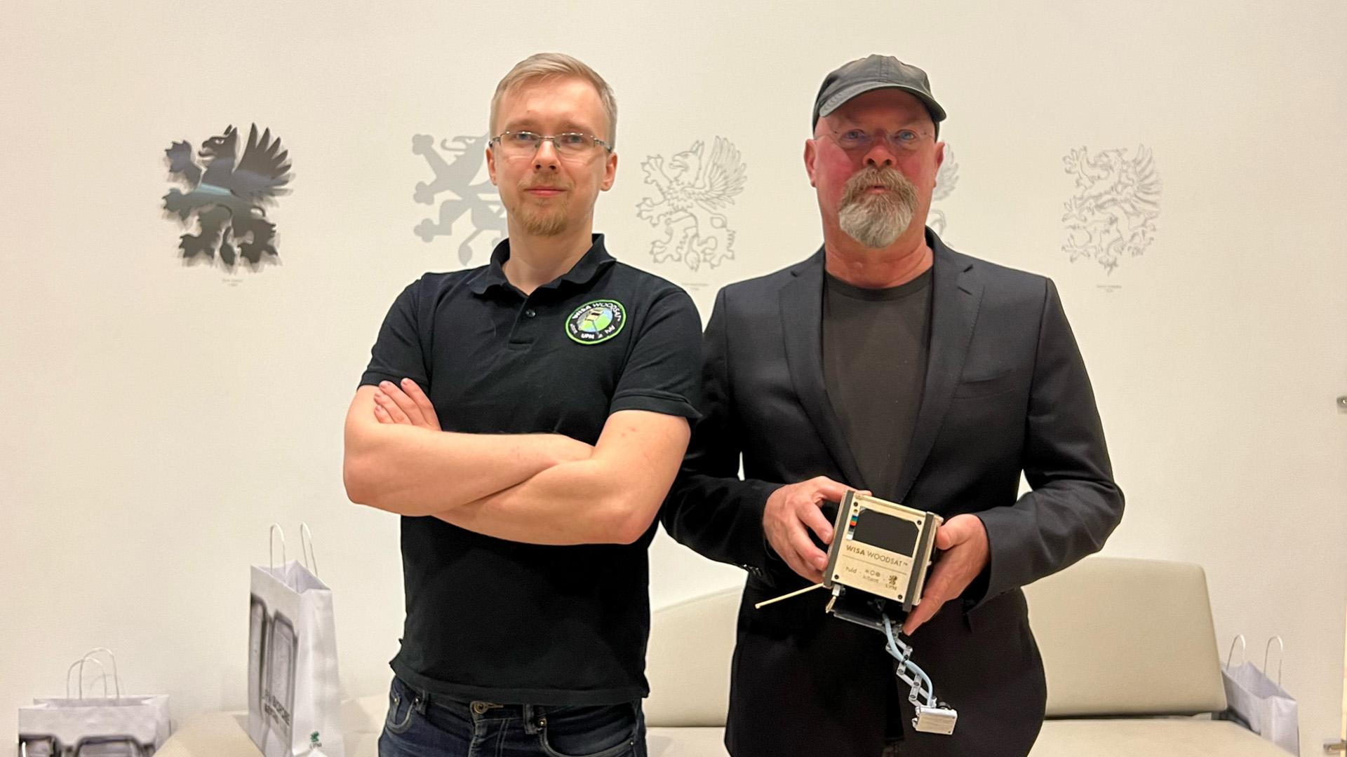 Samuli Nyman and Jamie Hyneman with a WISA Woodsat mockup.